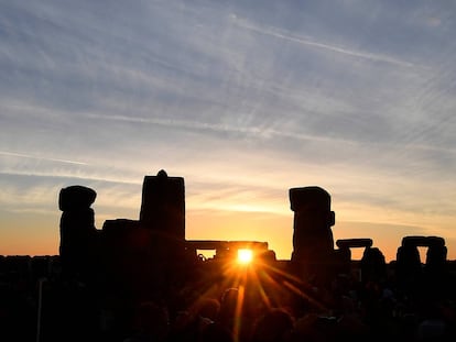 The sun rises at dawn as revellers welcome in the Summer Solstice at Stonehenge stone circle in southwest Britain, June 21, 2018. REUTERS/Toby Melville