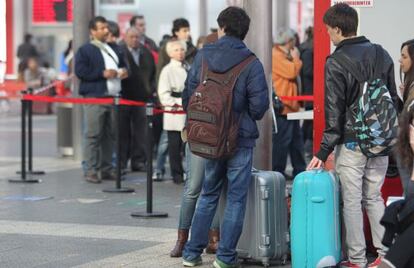 Varias personas hacen cola ayer para sacar un bilete en la estación de autobuses de Bilbao.