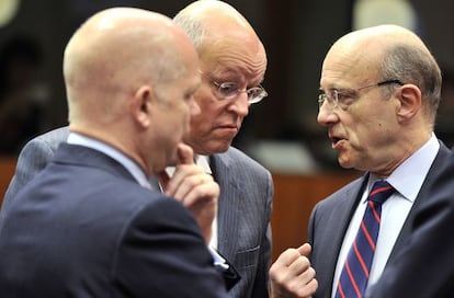 Los ministros de Exteriores británico (izquierda), francés (derecha) y holandés, en Bruselas.