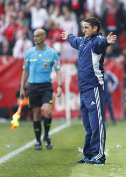 Manolo Jiménez on the touchline during a match against Sporting.