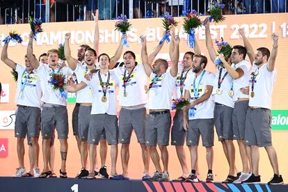 El equipo español celebra la medalla de oro en el podio. 