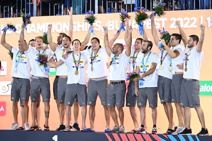 El equipo español celebra la medalla de oro en el podio. 