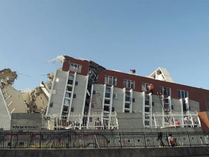 Un equipo de bomberos revisa un edificio en búsqueda de víctimas en la ciudad chilena de Concepción, a unos 100 kilómetros al sur del epicentro del terremoto del 27 de febrero de 2010.