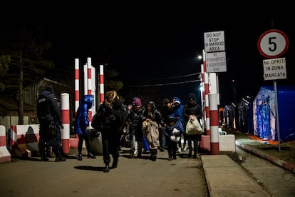 Una familia atraviesa la frontera este martes.