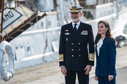 Los Reyes Felipe VI y Letizia Ortiz, este sábado a su llegada al puerto de Cádiz.