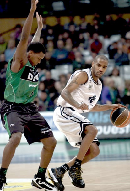 Jackson lucha un balón ante Robinson (Joventut), en febrero.