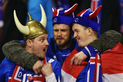 Un grupo de aficionados islandeses anima a sus jugadores antes del partido en el estadio Maksimir de Zagreb (Croacia).