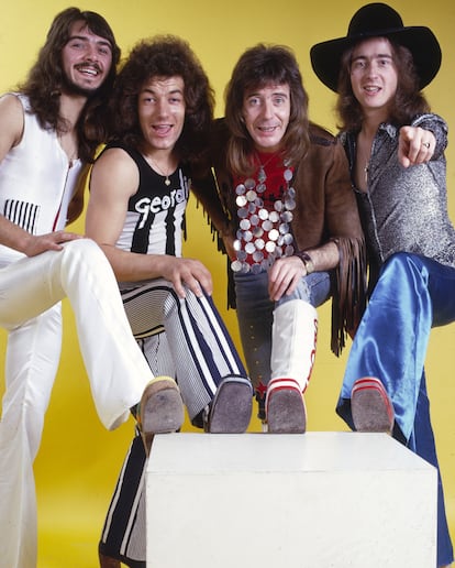 Brian Johnson (segundo por la izquierda) con Geordie 1974.