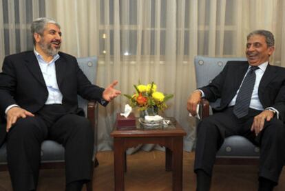 Jaled Meshal, líder de Hamás (izquierda), y Amr Musa, secretario general de la Liga Árabe, ayer en El Cairo.