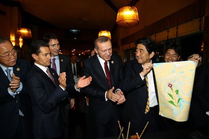 Desde la izquierda, el secretario general de Naciones Unidas junto a los presidentes de México, Canadá, Turquía y Japón tras la cena ofrecida por el anfitrión.