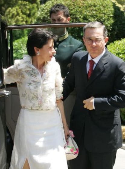 Uribe y su esposa, Lina Moreno, en el palacio de la Zarzuela de Madrid, en 2005.