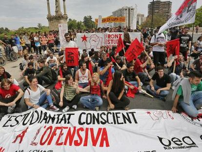 Un momento de la manifestaci&oacute;n de estudiantes universitarios contra los recortes en Valencia. 