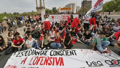 Un momento de la manifestaci&oacute;n de estudiantes universitarios contra los recortes en Valencia. 