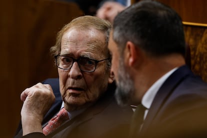 Ramón Tamames conversa con el líder de Vox, Santiago Abascal (dcha.), durante el debate de la moción de censura de su partido contra el presidente del Gobierno, Pedro Sánchez.