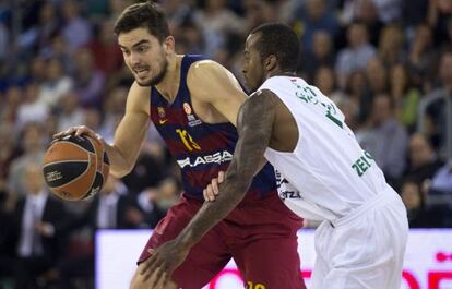 Satoransky, ante Boost, en el Bar&ccedil;a-Zielona.