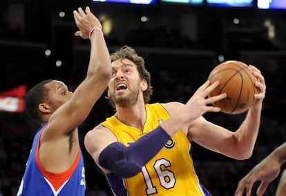 Pau Gasol encara a Evan Turner.