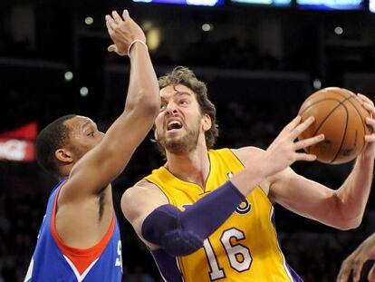 Pau Gasol encara a Evan Turner.