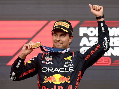 El mexicano Sergio Pérez celebra su victoria durante el Gran Premio de Azerbaiyán de F1, en abril de 2023.