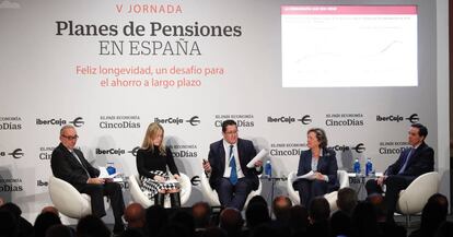 De izquierda a derecha: Rodrigo Galán, director del grupo financiero de Ibercaja Banco; María Francisca Gómez Jover, subdirectora general de organización, estudios y previsión social complementaria del Ministerio de Economía y Empresa; Óscar Arce, director general de Economía y Estadística del Banco de España; Pilar González de Frutos, presidenta de Unespa, y Ángel Martínez-Aldama, presidente de Inverco.