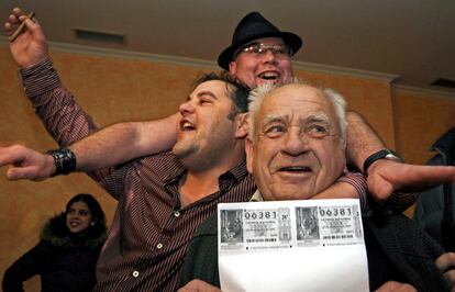 Precavidos ganadores del Gordo muestran fotocopias del número ganador, el 06831, en el bar Arco Iris en Carballo (A Coruña), el 22 de diciembre de 2007.