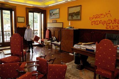 La primera teniente de alcalde de Pasaje, Lore Suárez, muestra los destrozos de la kale borroka' en la Sala de plenos del Ayuntaiento.