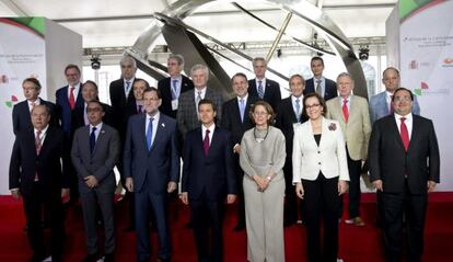 Spain’s Mariano Rajoy and Mexico’s Enrique Peña Nieto (front center) pose with other officials at the Ibero-America Summit in Veracruz, Mexico.