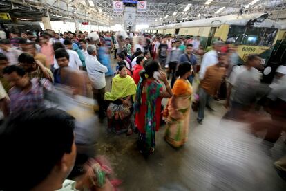 Varios pasajeros aguardan a subir al tren en la estacin Sealdha en Calcuta (India).