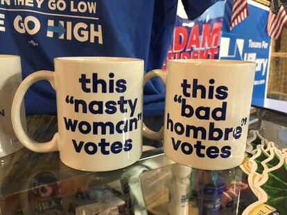 Tazas a la venta en la sede de campaña demócrata en Austin, Texas.