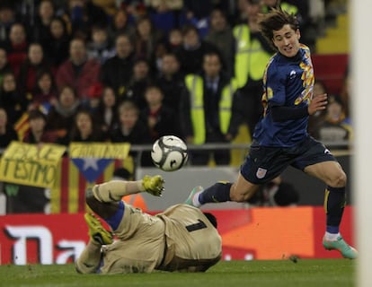 Bojan, ante el portero nigeriano.