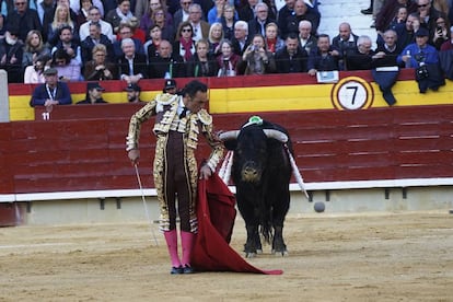 El Cid, en un desplante ante uno de sus toros.