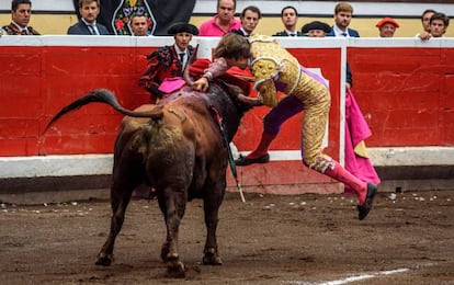 El diestro Juan Leal entra a matar al primero de su lote.