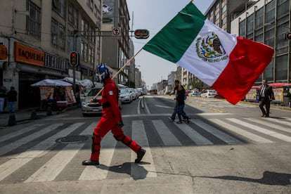Un joven voluntario participa en el simulacro nacional en la zona centro de la Ciudad de México.
