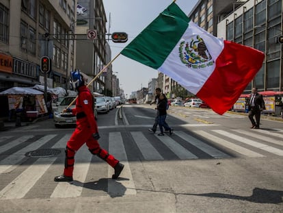 Un joven voluntario participa en el simulacro nacional en la zona centro de Ciudad de México.