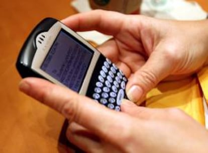Con esa iniciativa, las grandes cadenas quieren plantar cara a ofertas de empresas ajenas al sector, como Google, que lanzó el pasado septiembre Google Wallet, una herramienta que permite pagar directamente a través de la tecnología inalámbrica NFC, o Isis, tecnología respaldada por las grandes operadoras del país. EFE/Archivo