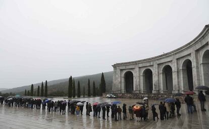 La gente hace cola para entrar en la basílica del Valle de los Caídos, en el 43 aniversario de la muerte del dictador Francisco Franco, en San Lorenzo de El Escorial.
