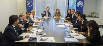 Pablo Casado, al fondo en el centro, y el equipo de los populares.