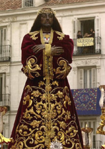 Paso de la imagen de Jesús Nazareno <i>El Pobre</i>, que data del siglo XVIII y que se atribuye a Juan de Astorga, durante el defile procesional que partió de la Iglesia de San Pedro el Viejo para recorrer las calles del centro de Madrid.