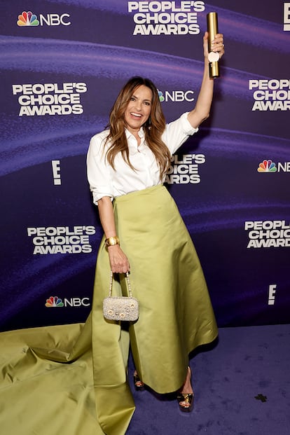 La protagonista de 'Ley y Orden', Mariska Hargitay con camiseta de Theory, falda verde de Emilia Wickstead, tacones de Prada y bolso de HELIOPOLIS.