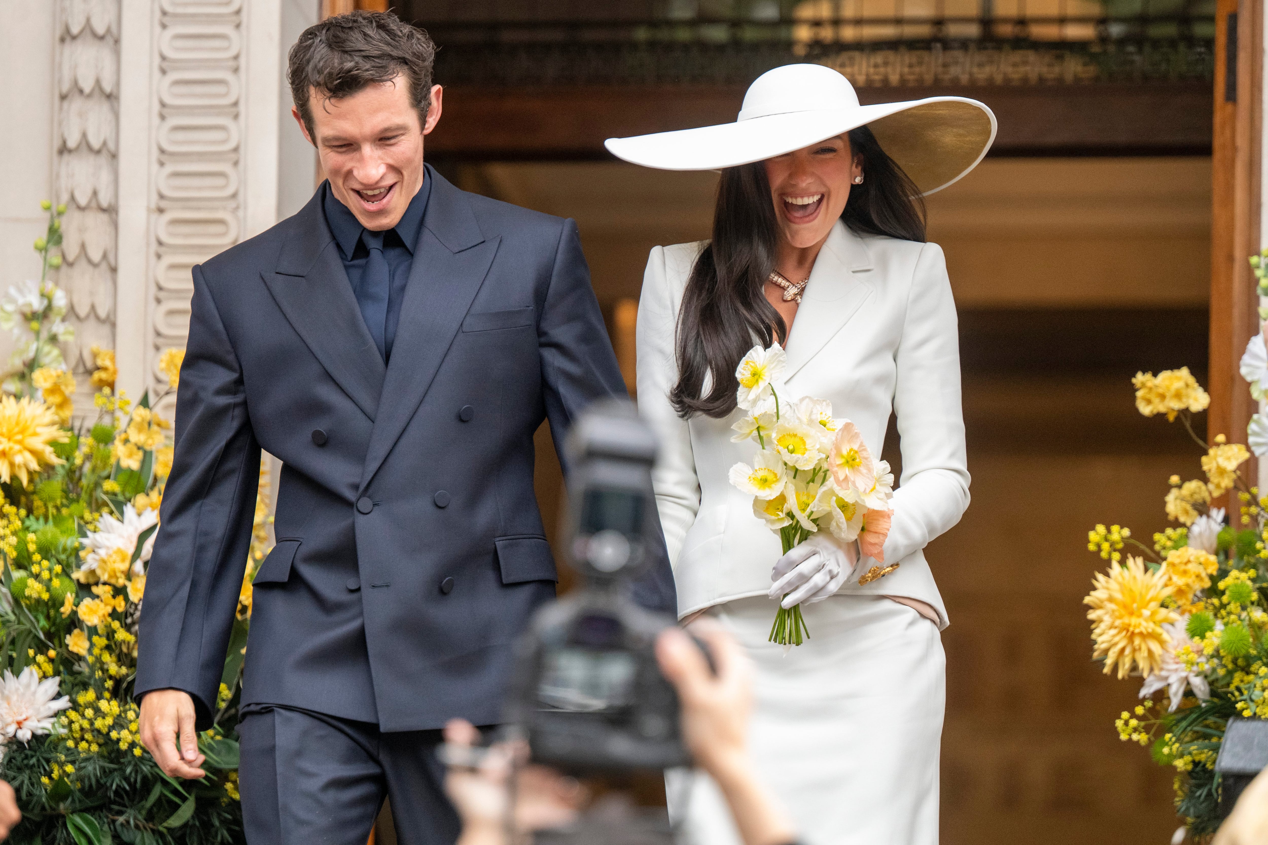 Un elegante dos piezas y una gran pamela: Dua Lipa se casa con un traje inspirado en el que llevó Bianca Jagger en su boda