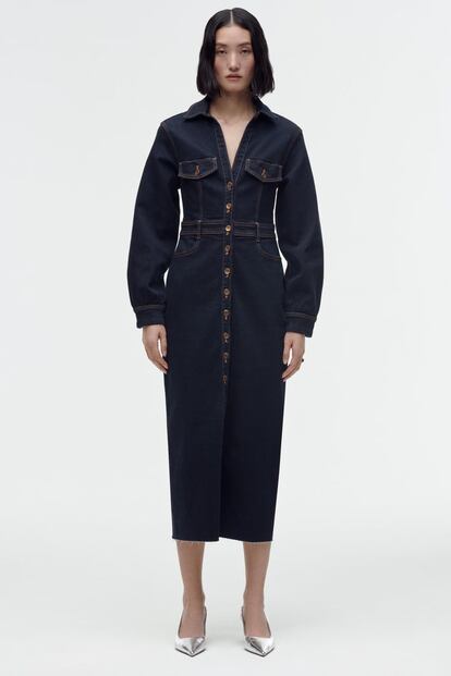 Si lo tuyo son las prendas con siluetas de vanguardia, te gustará este vestido vaquero de Zara, de corte midi, entallado y con mangas con volumen.

39,95€
