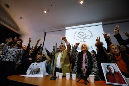 Miguel y Julio Santucho celebran junto a las Abuelas de Plaza de Mayo el hallazgo de uno de sus familaires, este viernes.