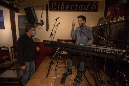 Julián Herraiz, dueño de Libertad 8, realizauna prueba de sonido con Lorenzo Vilches para un concierto en 'streaming' en el local este miércoles.