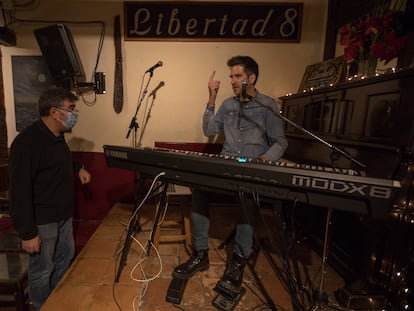 Julián Herraiz, dueño de Libertad 8, realizauna prueba de sonido con Lorenzo Vilches para un concierto en 'streaming' en el local este miércoles.