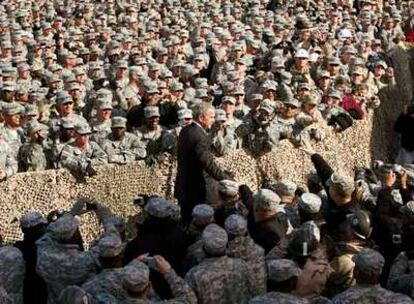 El presidente estadounidense, George W. Bush, en la base Camp Arifjan, en Kuwait.