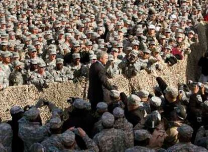 El presidente estadounidense, George W. Bush, en la base Camp Arifjan, en Kuwait.