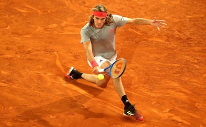 Tsitsipas se desliza durante el partido contra Nadal en la central de la Caja Mágica de Madrid.