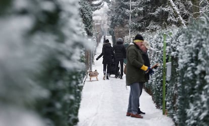 Después de una fuerte nevada en Berlín, la gente ha salido a disfrutar de un paisaje completamente nevado.