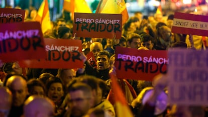 Manifestación contra el PSOE frente a la sede del partido en Madrid.