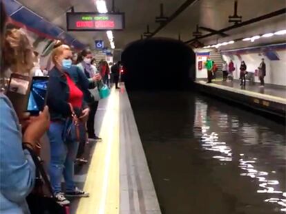 La estación de Metro de Noviciado, este jueves, inundada.