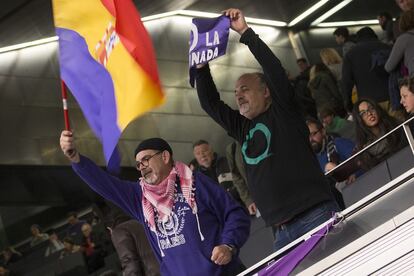 Simpatizantes de Podemos durante el mitin de Pablo Iglesias.